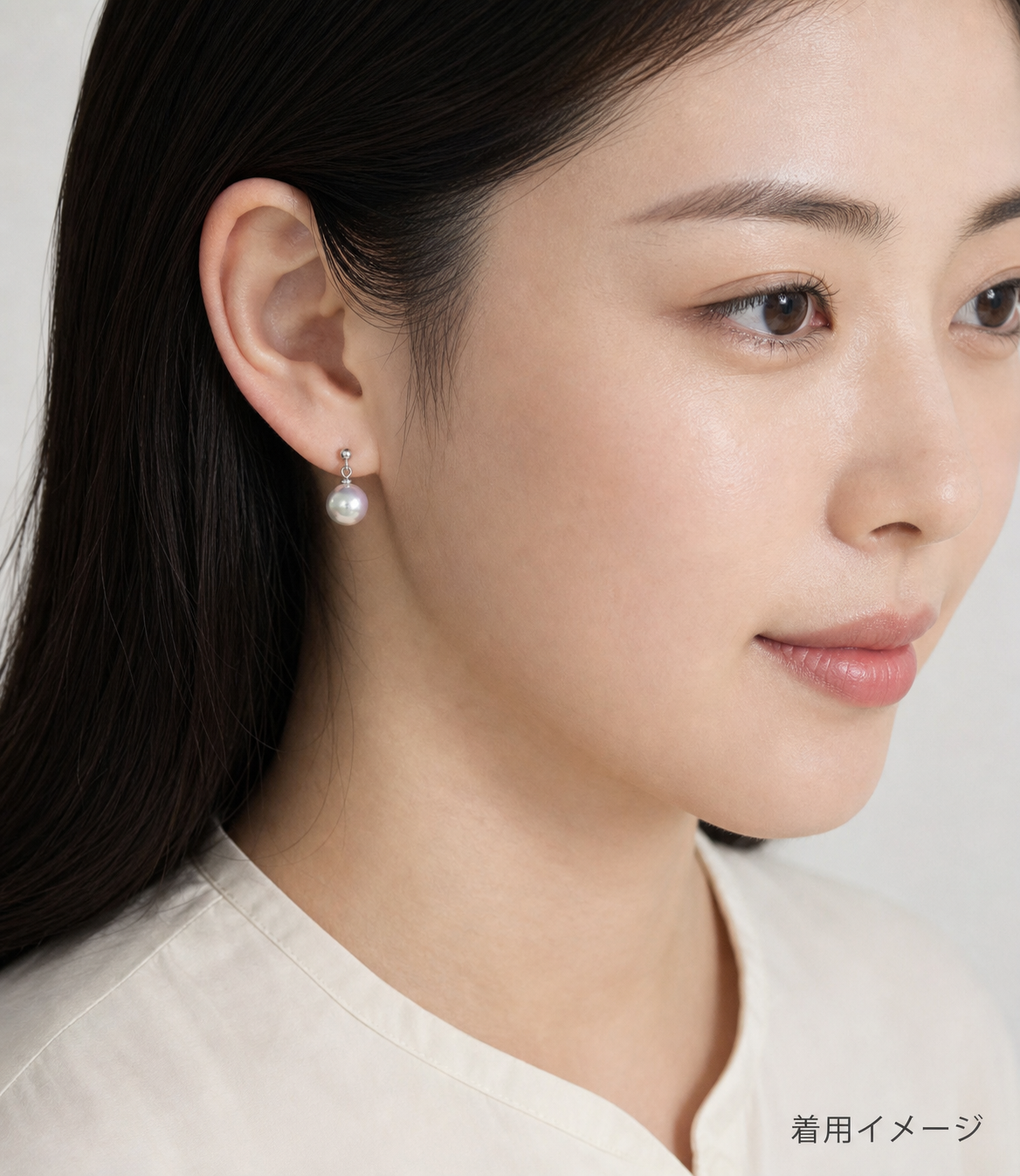 無調色アコヤ真珠 ぶら下がりピアス 着用イメージ（白ブラウス）