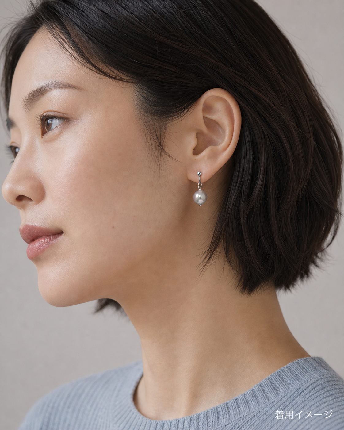 無調色アコヤ真珠 ぶら下がりピアス 着用イメージ（ブルーニット）