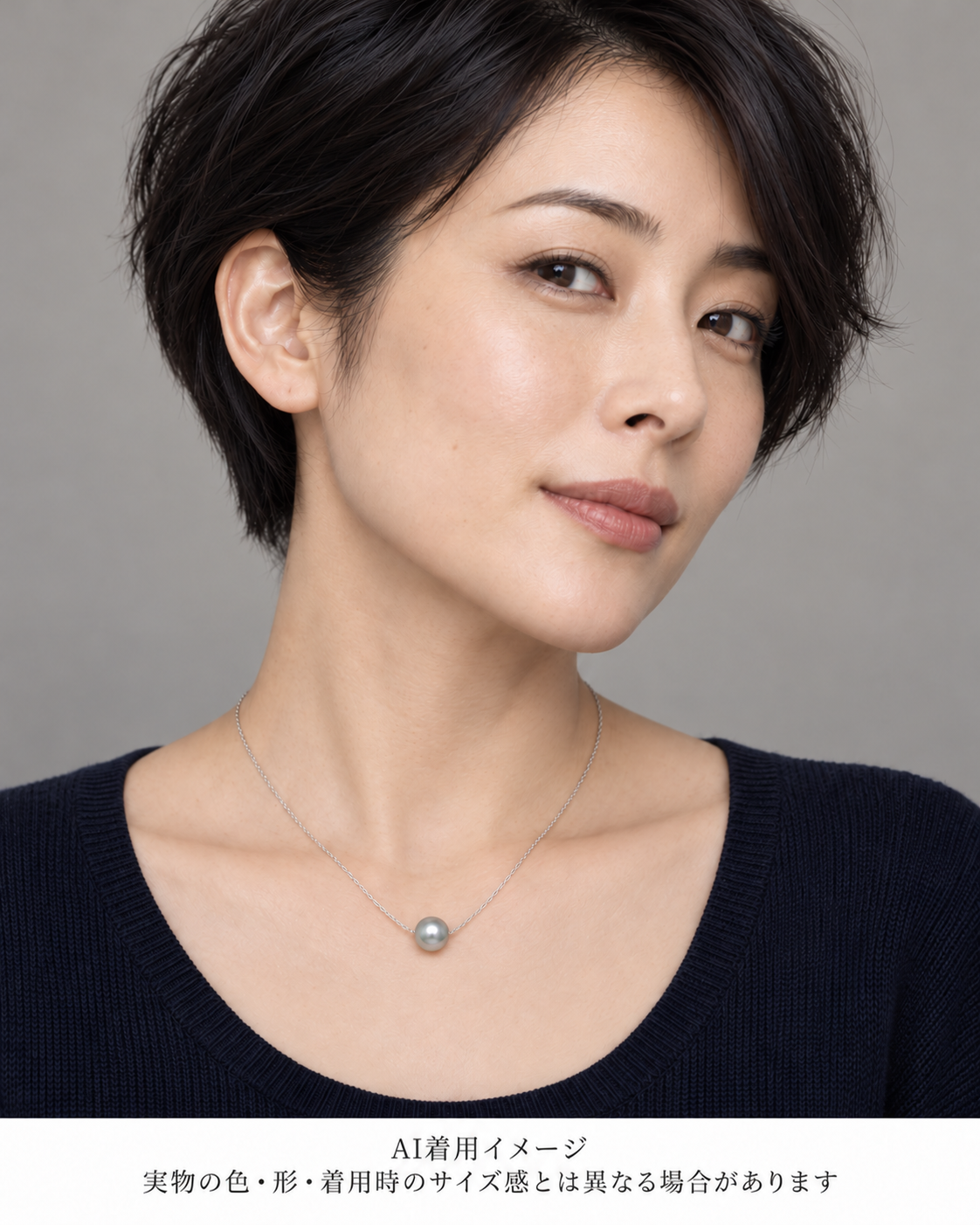 Bis・SPIRA 一粒ペンダント シルバーグレー 約9mmのAI着用イメージ。実物の色・形・着用時のサイズ感とは異なる場合があります。