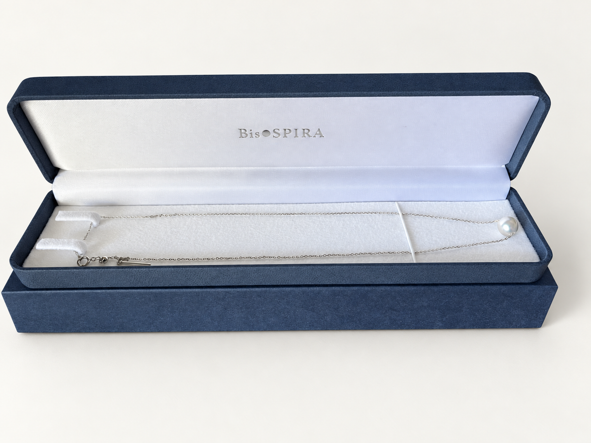 Bis・SPIRA アコヤ真珠 一珠ペンダント シルバーグレー 約8mm・バロック・SV925チェーン45cm 実物写真（背景をAIで編集）・ケース入り