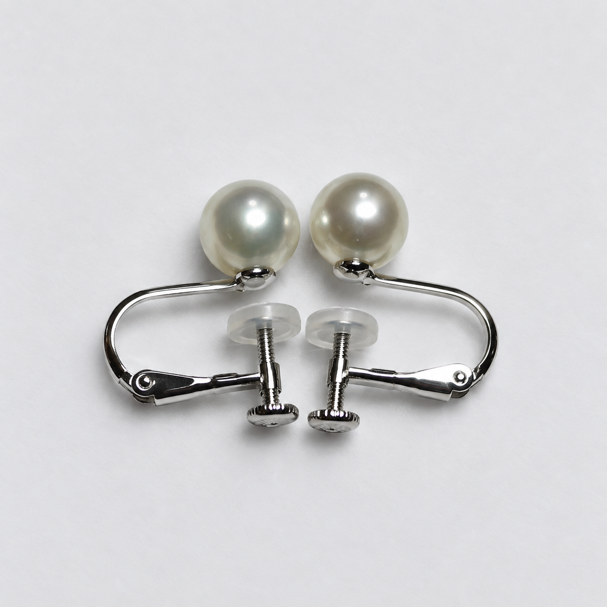 IRIS・SPIRA WHITE 一粒イヤリング7.0mm シルバー／商品拡大画像（AI編集）